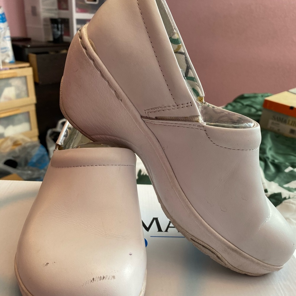 Nurse mates Bryant white close heel clog